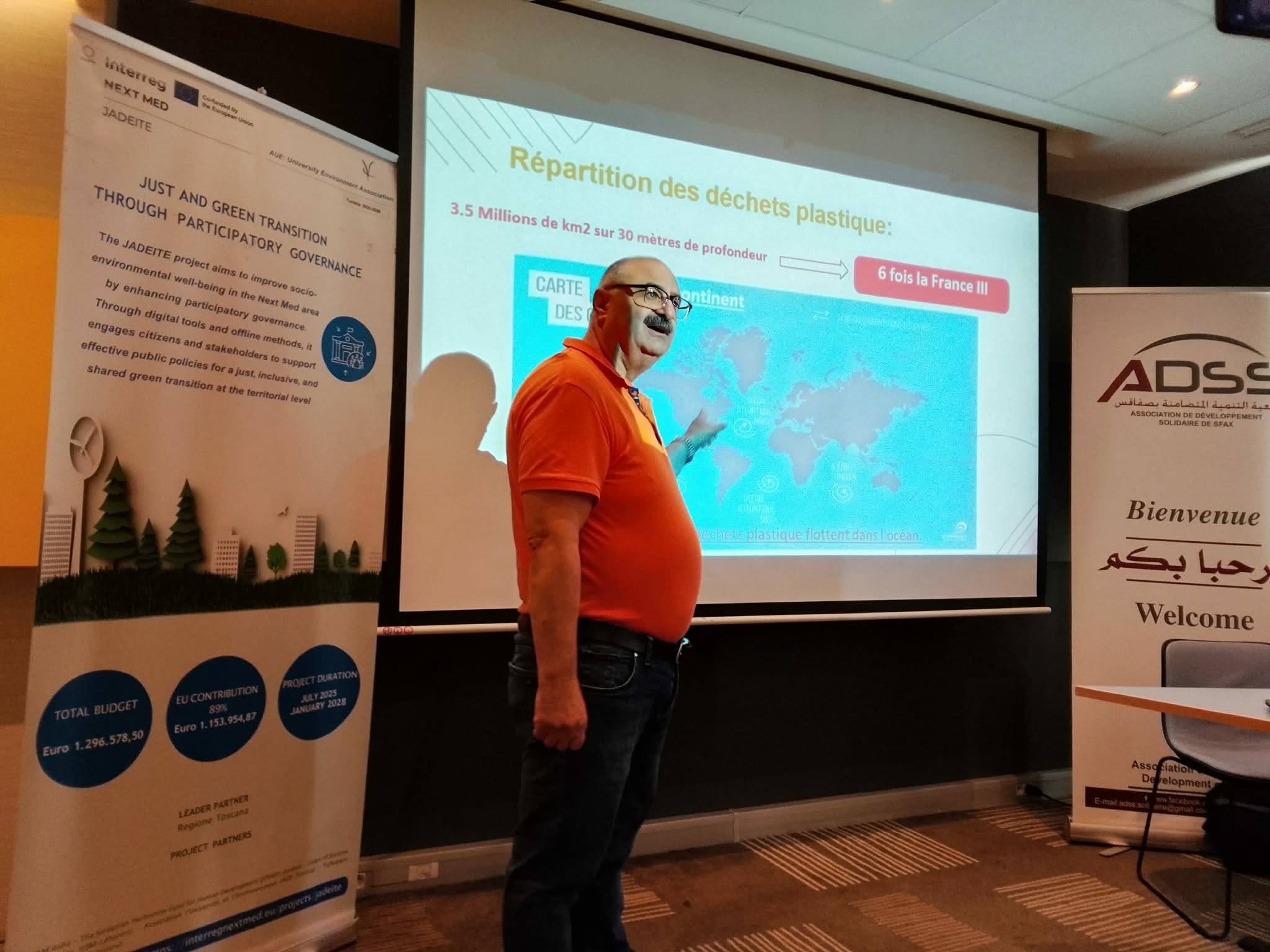 Présentation du projet JADEITE à l'Hôtel Ibis Sfax – Mohamed Medhaffar devant la carte de répartition des déchets plastiques